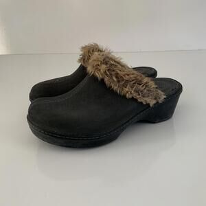 Crocs Cobbler Suede Leather Clogs Size 9 Faux Fur Fuzz Slip On Rounded Toe